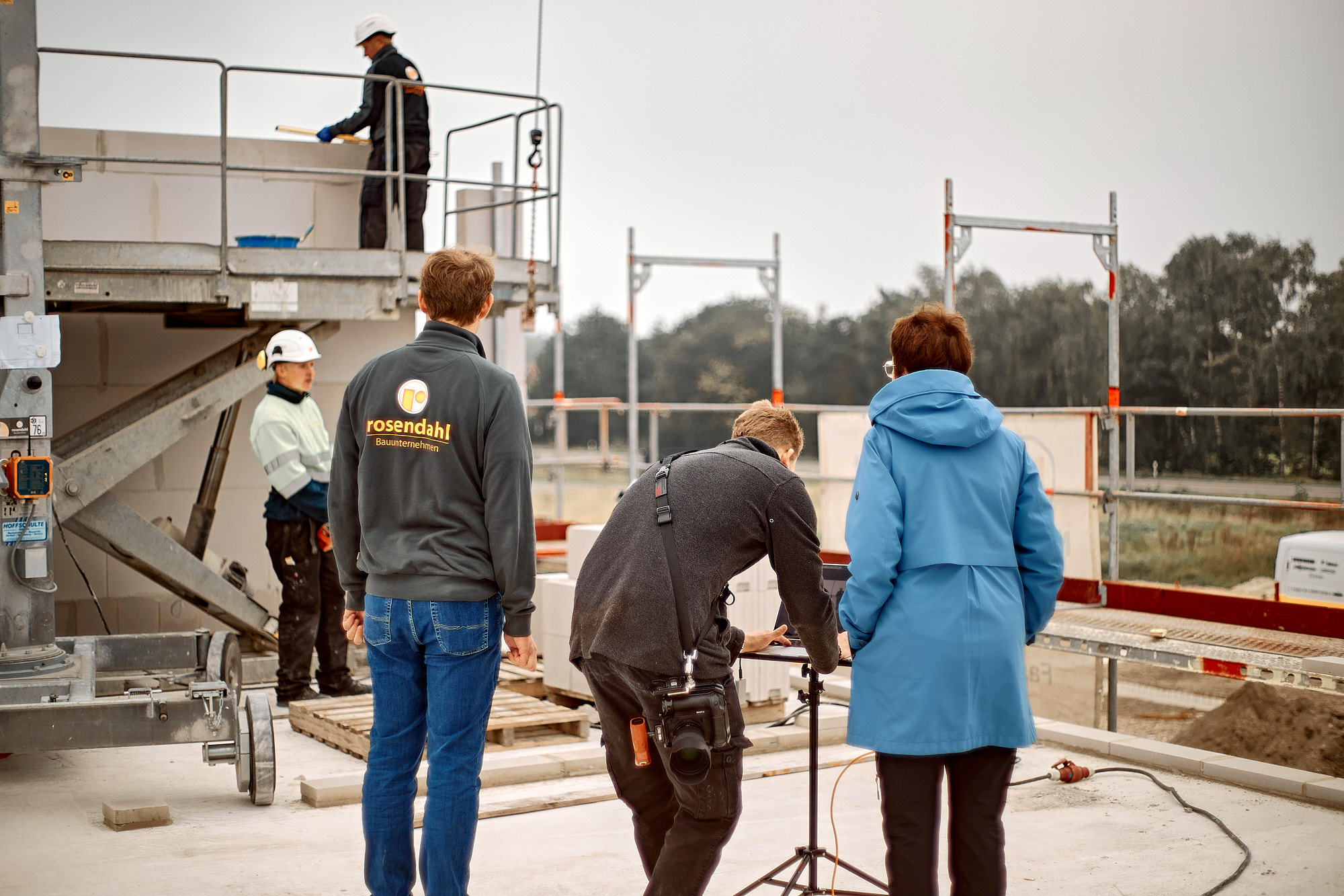 Gemeinsamer Bildcheck im Betrieb — das Team lernt, gutes Material selbst zu erkennen