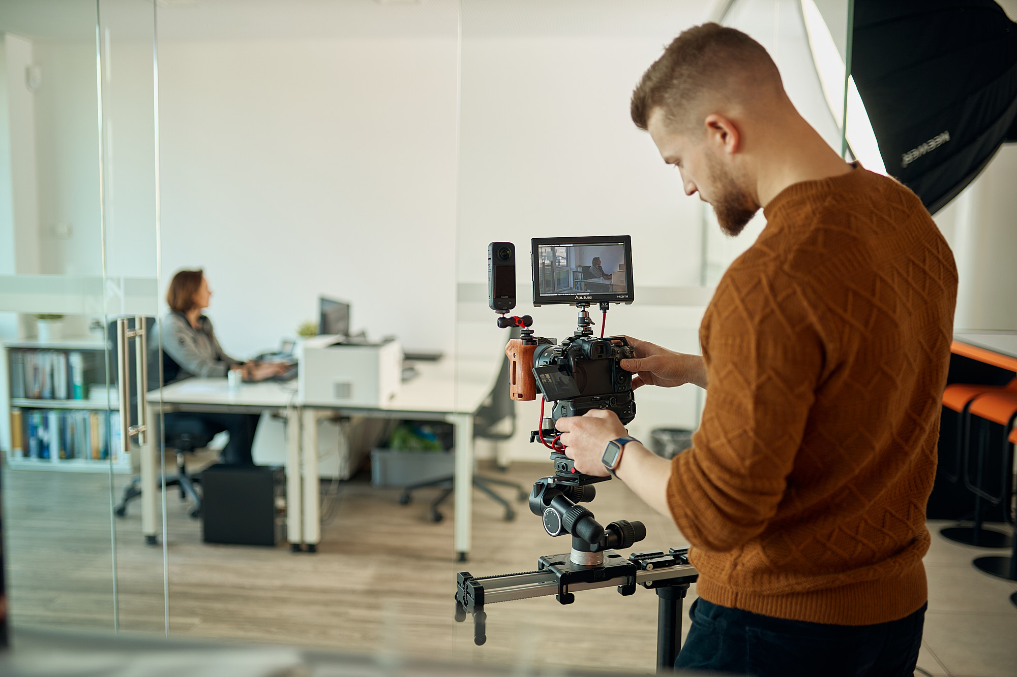 Videoproduktion im Büro — Coaching zeigt, wie im Betrieb eigene Inhalte entstehen