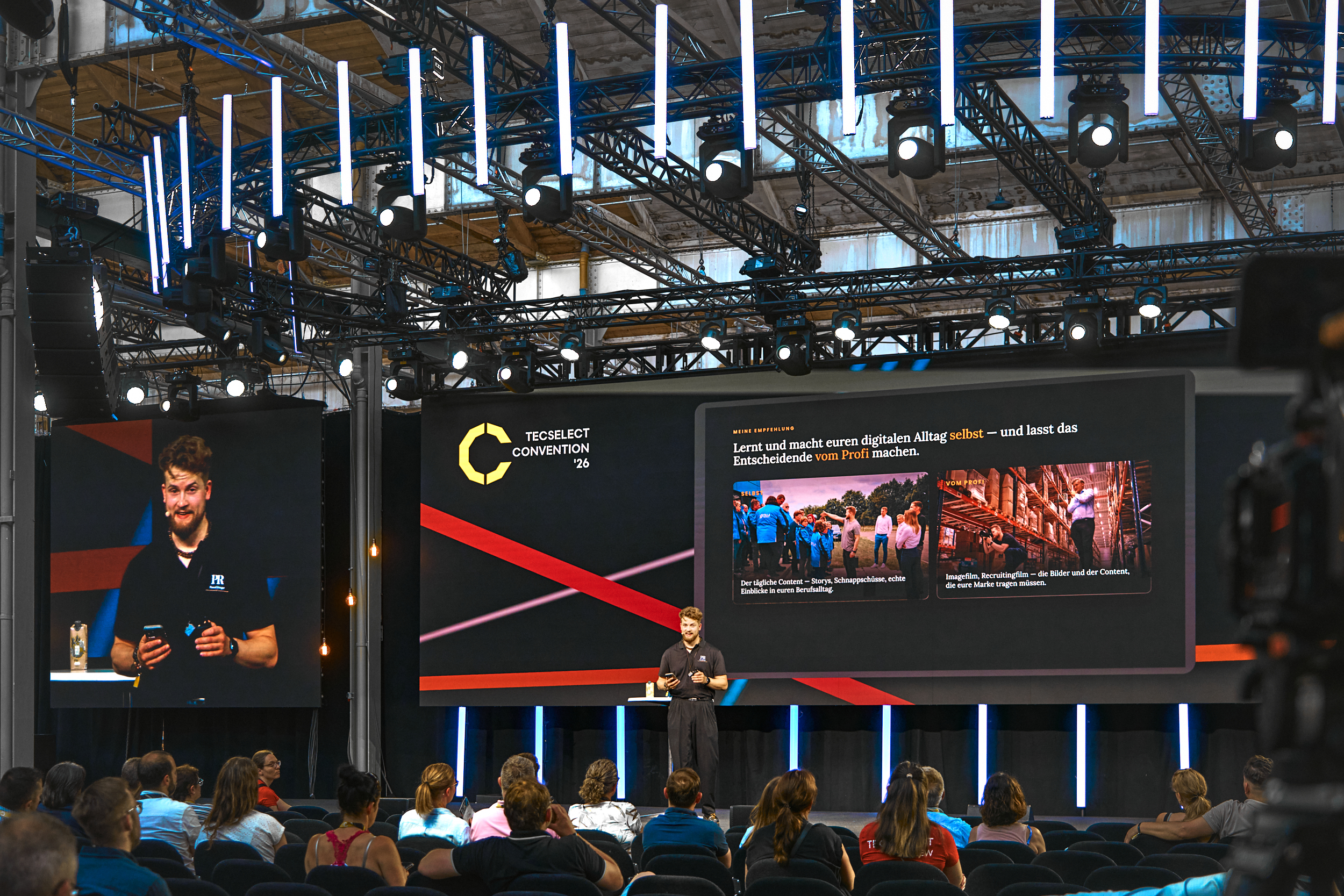 Pascal Röttger auf der Bühne der tecselect Convention in Kopenhagen — Vortrag über Sichtbarkeit und Online-Präsenz für Betriebe
